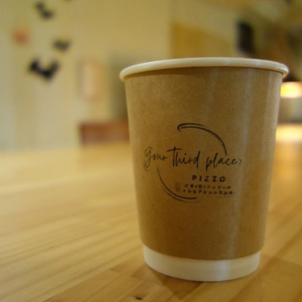 月額2200円でシェアスペースとしてもご利用いただけますほぼ全席コンセント付き、軽食持ち込みOK、同伴1名様まで無料でご利用いただけますお仕事はもちろん、読書やおしゃべり等、リラックスできる時間をお過ごしください※利用には会員登録が必要となります。