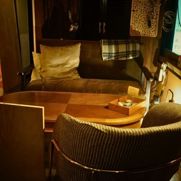 テーブル席とソファー席をご用意しております。ガラス張りの開放的な空間でゆったりとした時間をお過ごしいただけます◎女子会でのご利用にもピッタリです。是非お気軽ご来店ください。