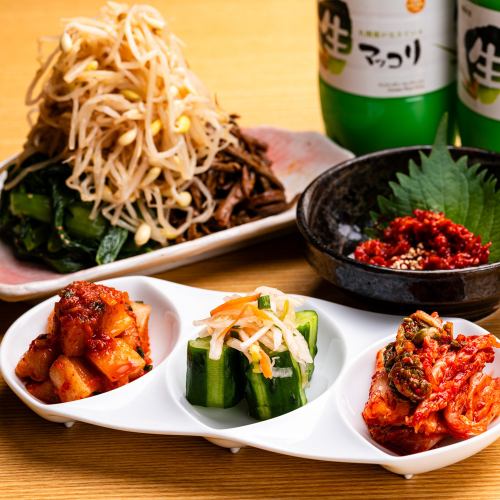 [Yakiniku's best friends! Kimchi and namul] The popular namul and kimchi with plenty of standard vegetables are carefully prepared at the restaurant!