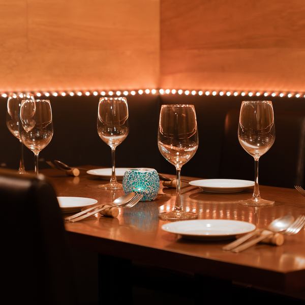 【デートにオススメ】落ち着いた空間で思い出に残るひと時を★誕生日・記念日に最適なコースもご用意♪飲み放題付コースはドリンクが約100種類以上!パーティーを彩る多彩なドリンクもご用意♪女性人気メニューも多数ご用意しておりますので喜んでもらえる事間違いなし♪人気なお席なのでご連絡はお早めに!