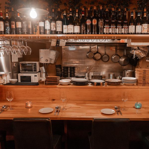 落ち着いた雰囲気の中で、ゆったりとした時間を過ごせるお洒落なお席。温かみのある間接照明に照らされながら、目の前で料理人が腕を振るうライブ感もお楽しみいただけるカウンター席もご用意!美味しい料理とともに至福のお時間をお過ごしください!デートや記念日のお祝い、大切な人の誕生日などにも◎