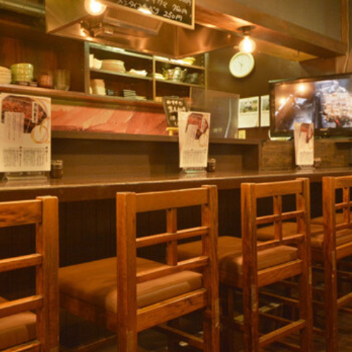 [Single diners welcome!] We have counter seats available that are comfortable for couples and single diners.The kitchen spreads out in front of you, and you can enjoy the atmosphere from this special seat! Please come to our shop for a drink after work ♪