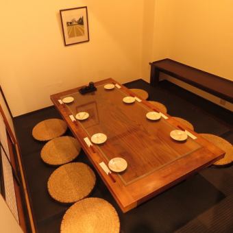 A private room with a special feeling.It can be used for various occasions, such as dining with important people, entertainment, and hospitality! There are 2 private rooms with tatami mats for 8 people.A banquet for 16 people is also possible by connecting.Equipped with a total of 62 seats! Banquets for up to 40 people are OK! Please feel free to contact us regarding details of seats, number of people, budget, etc. *The photo is an example.