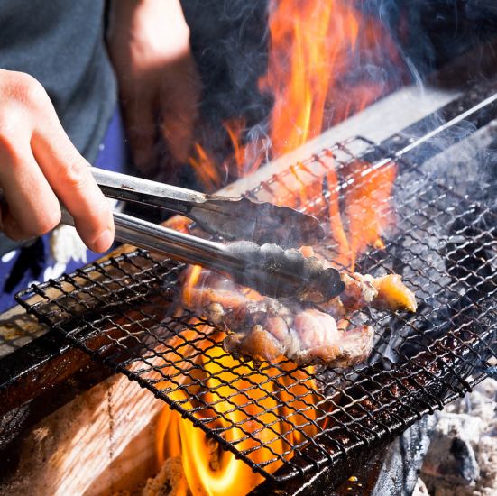 迫力抜群の炭火で焼き上げる地鶏や鶏つくね等こだわりの炉端焼！