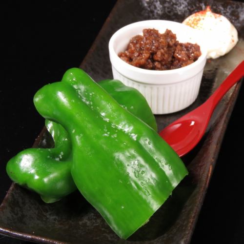 Chilled crispy green peppers with homemade meat miso