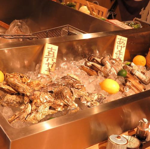 【こだわり１】新鮮な魚介類を炉端の炭火で炙る