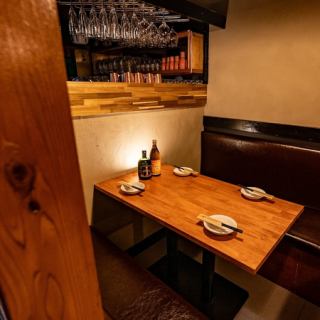 We have private rooms available for small groups, accommodating from 2 people.It's the perfect space for a date, a meal with close friends, or a special moment with family.The calm Japanese atmosphere creates a relaxing atmosphere.Enjoy a relaxing time savoring Hokuriku seafood and charcoal-grilled yakitori.