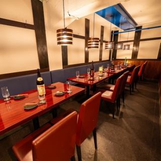 広々とした会場で大人数の宴会が楽しめるプランをご用意。おいしい料理と充実の飲み放題で、歓送迎会や会社のイベント、友人同士の集まりなど、さまざまなシーンに対応。幹事様も安心のサポート体制です。