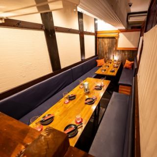大人数での宴会に最適な個室をご用意。周囲を気にせず、気の合う仲間と心ゆくまで楽しめる空間です。和の趣あふれる落ち着いた雰囲気の中、こだわりの料理とともに、思い出に残る宴をお楽しみください。