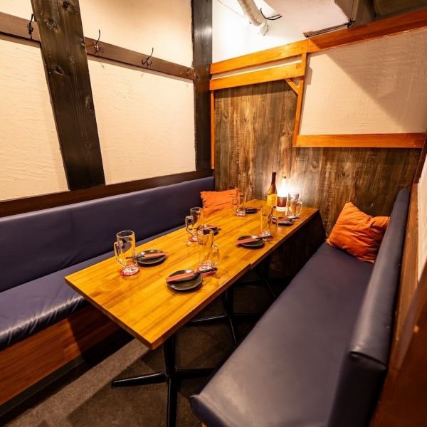 店内はしっとりとした大人の空間で、お料理やお酒と共に雰囲気もお楽しみいただけます。写真映えするお席ですので各種シーンでも喜ばれます◎