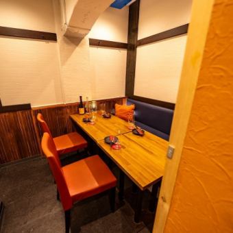 当店の店内は、まるで韓国・ソウルのカフェ。シックなインテリアと心地よい照明で、リラックスした時間を保証。食事だけでなく、空間自体も楽しむことができるのが当店の魅力。デートや友人との特別な時間に最適です。
