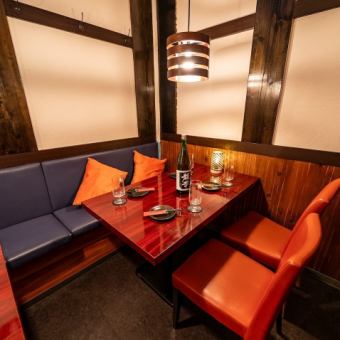 シンプルながらも洗練された店内は食事を楽しむだけでなく、空間そのものを楽しんで。