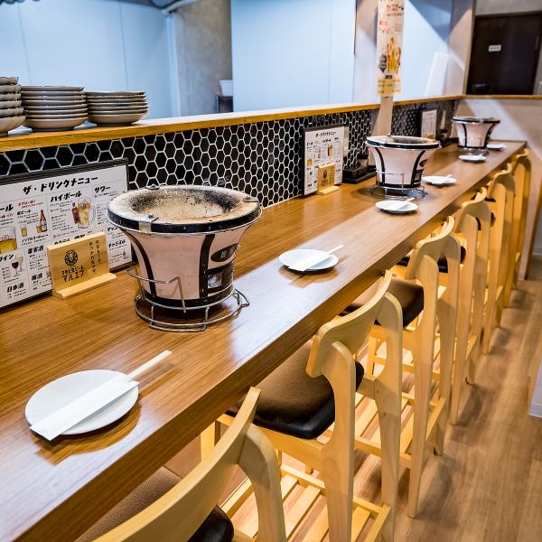 お一人様やデートでのご利用に最適なカウンター席をご用意しております。会社帰りなどにふらっと立ち寄り、こだわりの自家製ダレで味わう鶏焼きを堪能しながら、ゆっくりと一杯楽しむのにぴったりの特等席です。活気ある店内の雰囲気を感じながら、職人が作る料理を間近で眺められるお席で、至福の一時をお過ごし下さい。