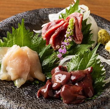 朝引き鶏の新鮮な鶏刺し