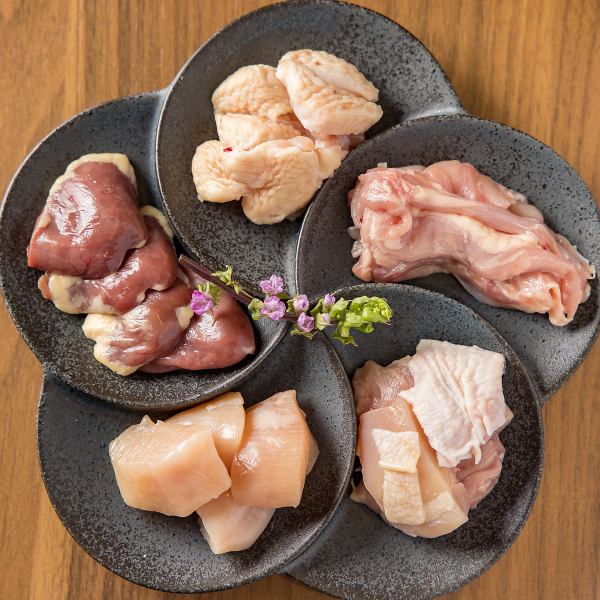 【代名詞!】自分で焼く楽しさ!炭火で味わう鶏焼き盛り合わせ