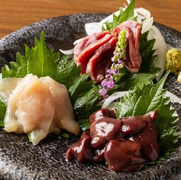 【鮮度抜群!】肉の甘みが際立つ、朝引き鶏の絶品刺し三種盛り