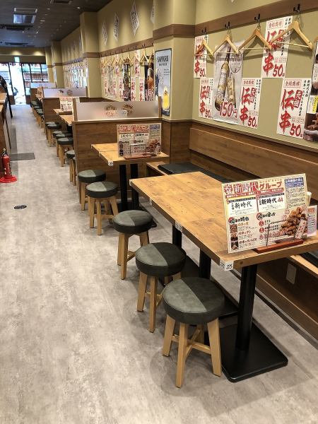 The store has a nostalgic and calm atmosphere with a Showa retro atmosphere.If you want to invite your co-workers over for a quick drink after work, we have a number of table seats that are perfect for those occasions.