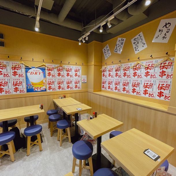 The store has a retro Showa era atmosphere that gives you a nostalgic feeling.Want to invite your colleagues over for a quick drink after work? We have a number of table seats perfect for those times.