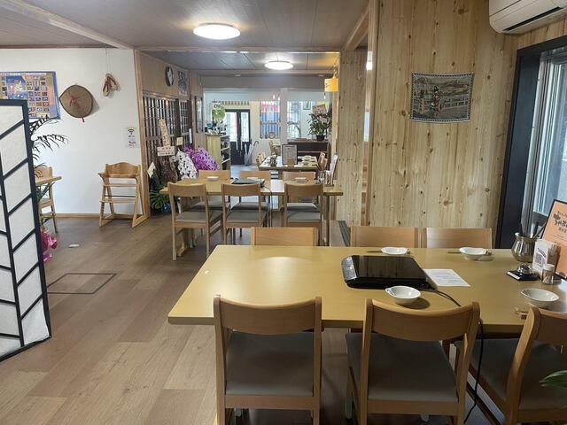 琉球古民家風のあたたかい雰囲気が自慢の当店☆テーブル席は広々としていて居心地がよく、食事を楽しむのにぴったりな空間です。お席の間隔がかなりゆったりとした作りになっているので、ゆっくりとお寛ぎいただけます。駐車場も12台迄駐車できるのでお車でのご来店も可能です♪