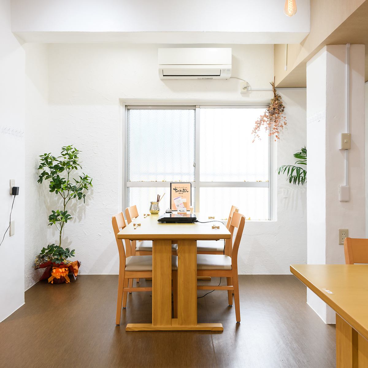 白を基調とした落ち着いた雰囲気の店内◎