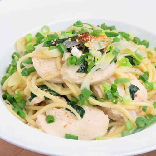 Japanese-style sauce pasta with steamed chicken and green onions