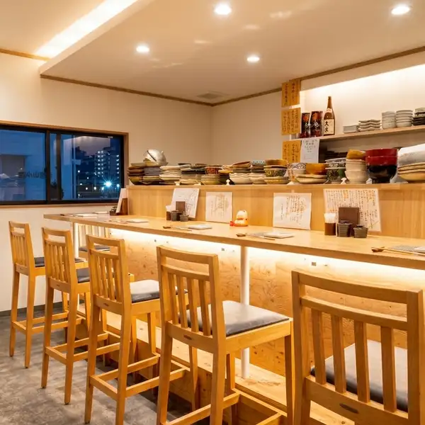 カウンター8席。落ち着いた空間で、ゆったりとお食事をお楽しみいただけます。お一人様でも気軽にお立ち寄りください。