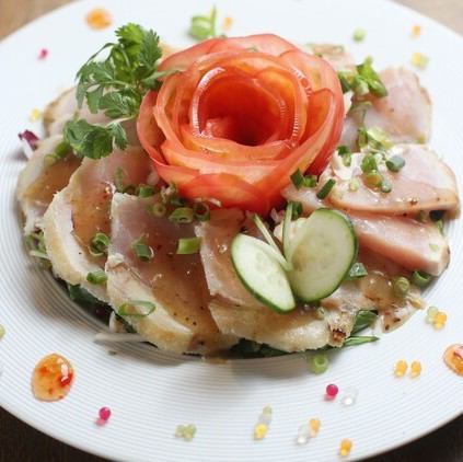 A dish that values "look, texture, and taste"! Tataki of Aso chicken Chinese carpaccio