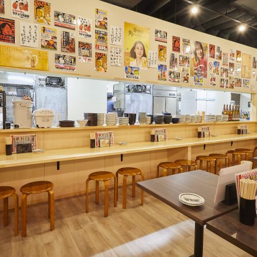 【新橋での飲み会に】カウンター席、テーブル席多数◎