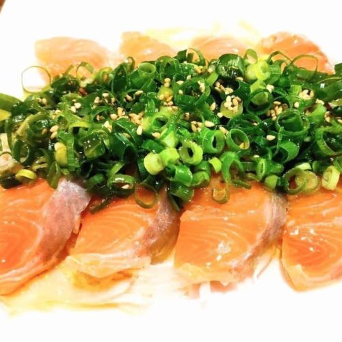 生鮭魚，如肝刺身、鮭魚生魚片、雞肉鹽生魚片