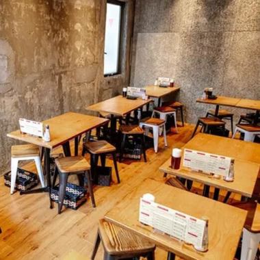 【2F】店外が見渡せる開放感のあるお席です。ガラス張りで開放感たっぷり、オシャレな店内で素敵な時間をお過ごしくださいませ!