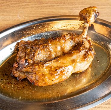 骨付き鳥。特製ダレと10種類のスパイスが絶妙。ジューシーなひなと歯ごたえのあるおや、それぞれ楽しめる♪