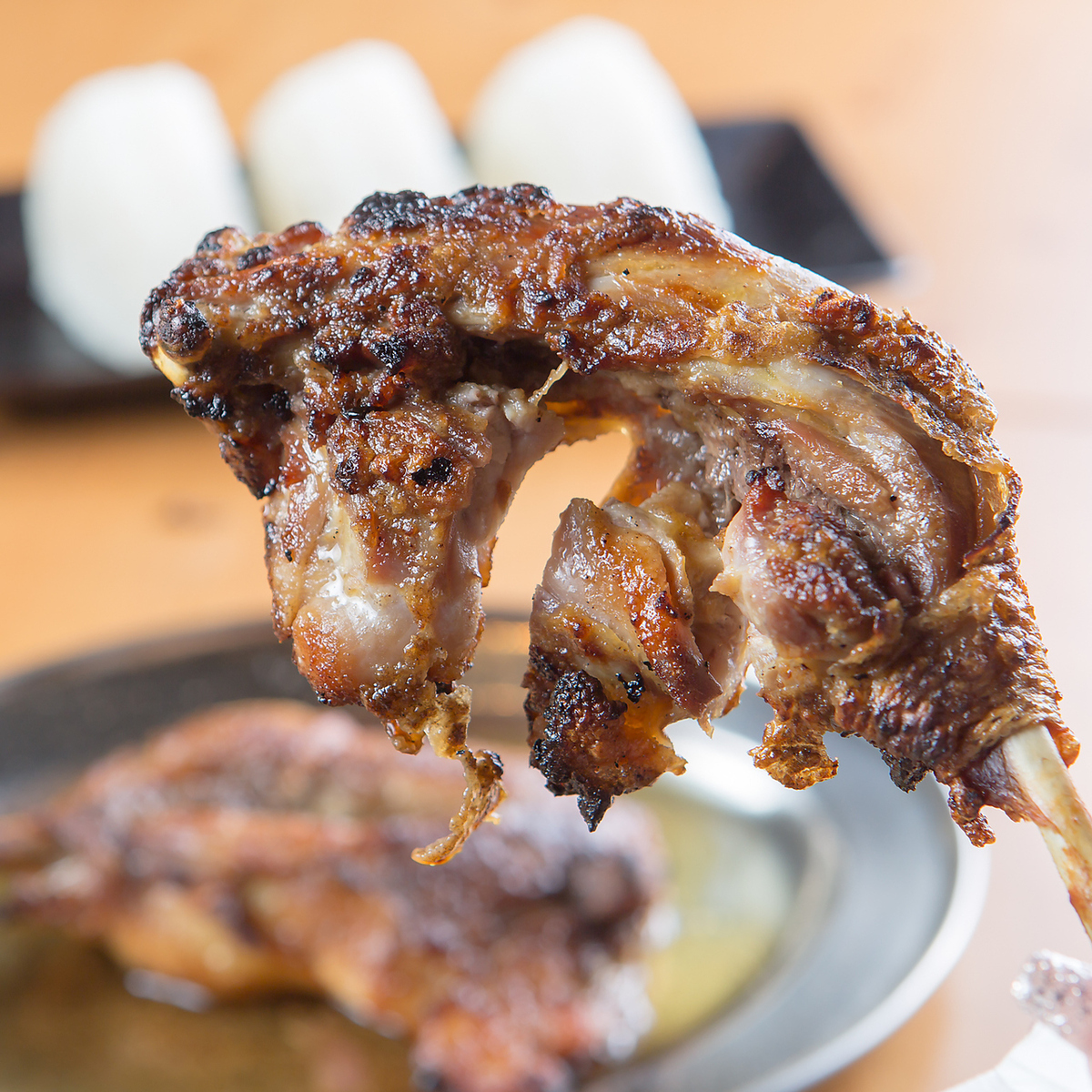 当店名物骨付き肉を始め、定番の揚げ物など充実のラインナップ♪