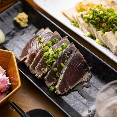 こだわりの高知県産の鰹のタタキをにんにく醤油で!