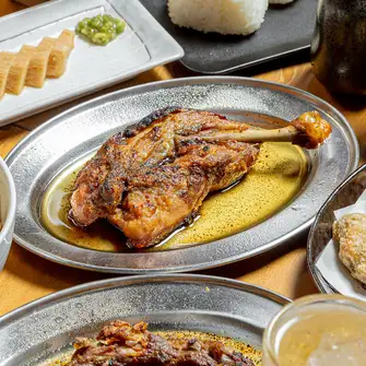 骨付き鳥。特製ダレと10種類のスパイスが絶妙。ジューシーなひなと歯ごたえのあるおや、それぞれ楽しめる♪