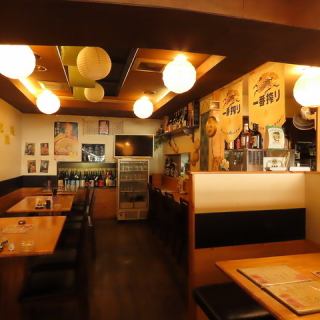 落ち着いた木のぬくもりを感じられる大衆居酒屋です。　仕事仲間や友人、知人誰でも楽しい時間をお過ごしいただけます。　広々としたスペース！！