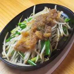 自制酱汁炒豆芽。