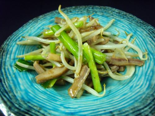Stir-fried tuna with bean sprouts and garlic chives with salt sauce