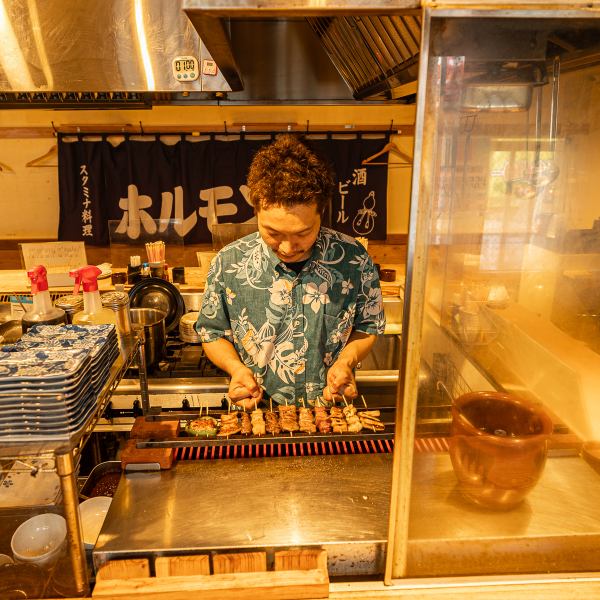 コの字カウンターのオープンキッチンの当店では、当店自慢の焼きとんを1本1本丁寧に焼きあげる姿がライブ感覚でご覧いただけます♪焼き場の目の前は特等席！！すぐ近くのネタケースの中には鮮度抜群の串打ちされたが並んでいます♪