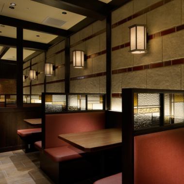 【1名様～カウンター】落ち着いた照明が灯る、居心地の良い店内。1名様～気軽にご利用いただけるカウンター席もございます◎会話も届きやすい横並びで座れるカウンター席で大人のデートはいかがですか♪揚げたて串カツを落ち着いた雰囲気の中でお楽しみください。