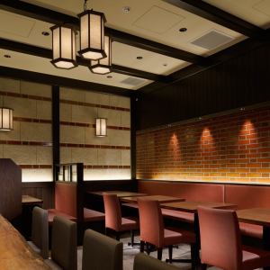 広々としたテーブルもぜひご利用ください。