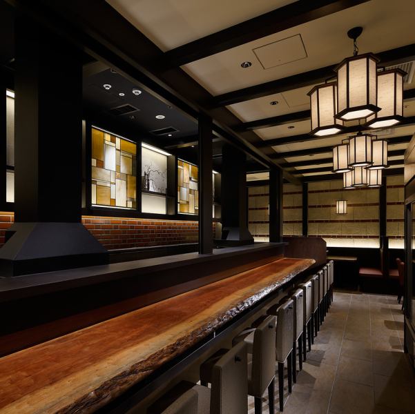 串の坊ならではの臨場感あふれるカウンター席で、揚げたての串カツを職人技とともにご堪能ください。ご家族との食事や大切な会食はもちろん、デートや記念日にもふさわしい老舗の和空間です。