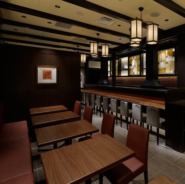 広々としたテーブル席もぜひご利用ください。四季折々の食材を贅沢に使った揚げたての高級串カツを囲みながら、お仲間との食事やご家族との団らん、女子会にも最適な人気のお席です。