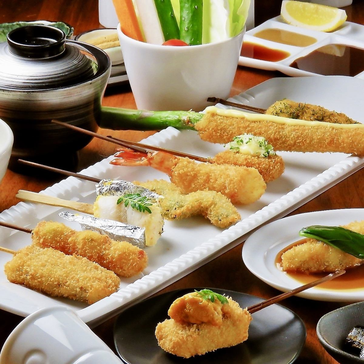 独自のパン粉と特製油で揚げる高級串カツ。女子会にも最適。