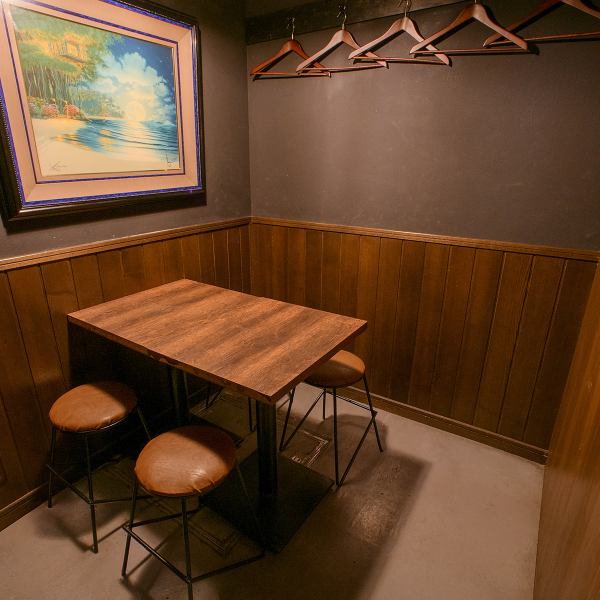 【餐廳內氛圍平靜】我們秉持著讓每個人都能享用義大利美食的願望而經營。餐廳內部採用柔和的色調,讓您可以按照自己的步調享受用餐。請將其用於各種場合,從獨自用餐到宴會。距離神田站僅需步行一分鐘,地理位置十分便利!店舖位於地下一層,營業至深夜。