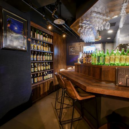 即使一個人也可以隨意使用的吧台座位。它離車站很近，所以非常適合下班後快速喝一杯。