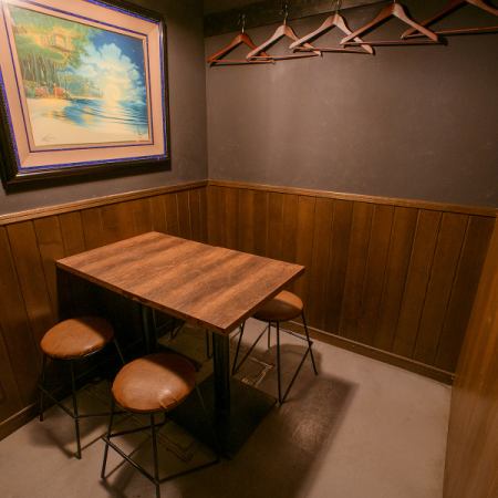 這裡有一間可容納四人的半私人房間。您可以按照自己的步調享用美食，無需擔心周圍的人。請用於各種場合，例如約會、女生聚會、週年紀念等。