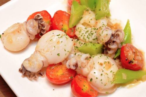 Grilled small squid and tomato with garlic