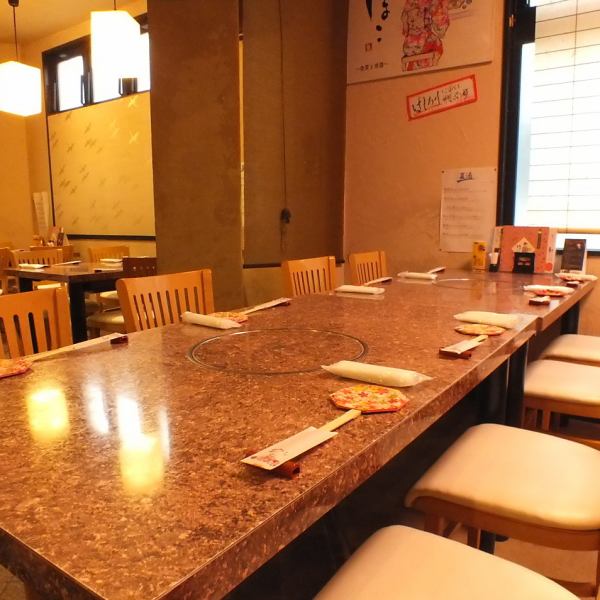 【8名様　 テーブル席】テーブル席がメインの店内。地域を大切にし、35年続く地元で愛されるお店だ。日本酒を飲みながら、ゆっくりと食事を楽しめる。一品料理も豊富。落ち着いた雰囲気の中で寛ぎの時間を。