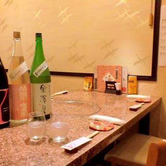 2名様から座れるテーブル席。落ち着いた雰囲気の中で寛ぎの時間を。