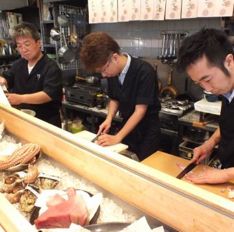 カウンター越しにはオープンキッチンがあり、料理人の鮮やかな手捌きや、ドンドン出来上がってく過程を楽しむ事が出来る。